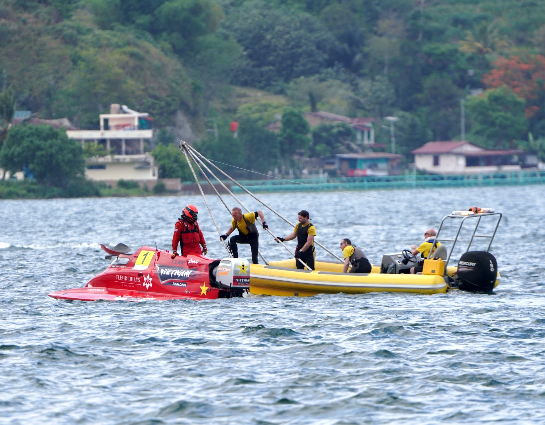 Read more about the article Đội F1H2O Bình Định – Việt Nam dẫn đầu Grand Prix of Indonesia