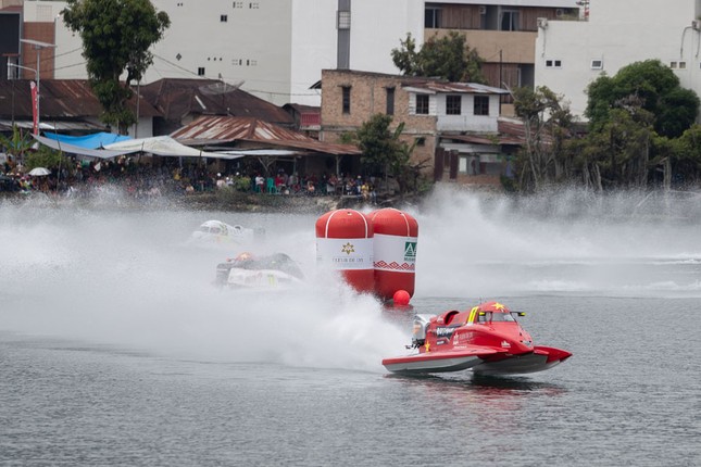 Read more about the article Đội đua thuyền Bình Định – Việt Nam dẫn đầu Grand Prix of Indonesia